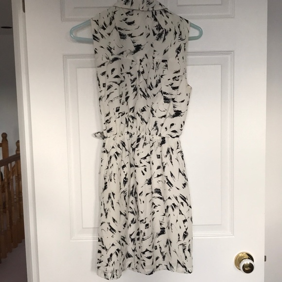 Off white sleeveless dress with pockets - Picture 2 of 10
